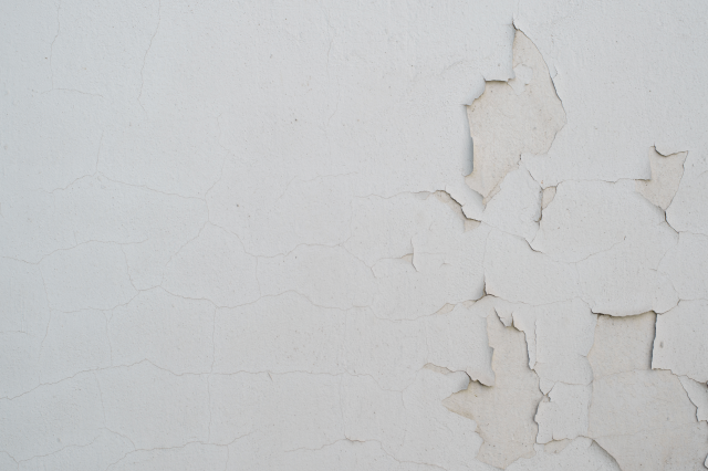 ひび割れや剥がれ